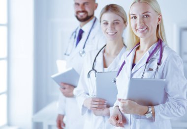 Beyaz arka planda izole edilmiş bir doktor, kadın ve erkek.