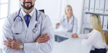 Hastanede çalışan mutlu bir doktor.