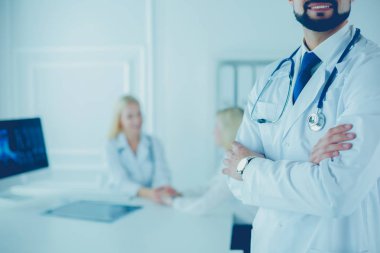 Hastanede çalışan mutlu bir doktor.