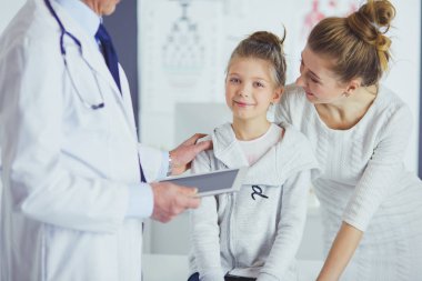 Annesiyle birlikte küçük bir kız danışmanlık için doktora gitmiş.