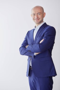 Yakışıklı işadamı ile silah duran gri arka plan üzerinde çarpı işareti