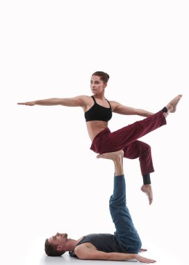 Genç atletik çift pratik acroyoga. Çiftinde Dengeleme.