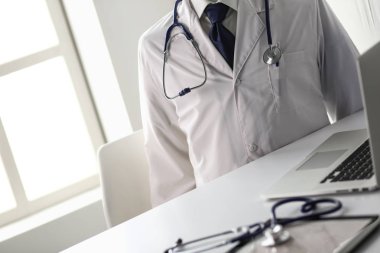 Hastanede bilgisayar başında çalışan doktorlar.