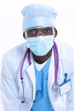 Ameliyat üniformalı erkek cerrah steteskoplu.