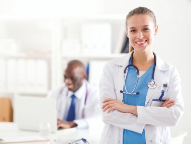Tıp doktoru ofiste yakın çekim için el sıkışmayı teklif ediyor. Doktorlar.