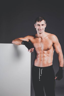 kaslı adam boş tutan.