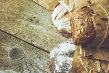 Ahşap zemin üzerinde çeşitli ekmeklerin bileşimi