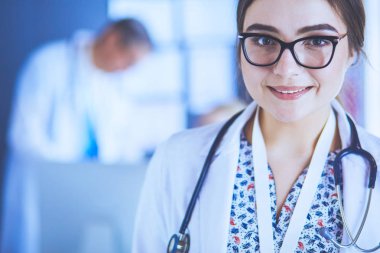 Hastane lobisinde tablet bilgisayar kullanan kadın doktor.