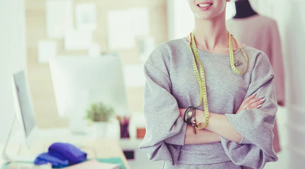 Schöne Modedesignerin steht im Atelier — Stockfoto