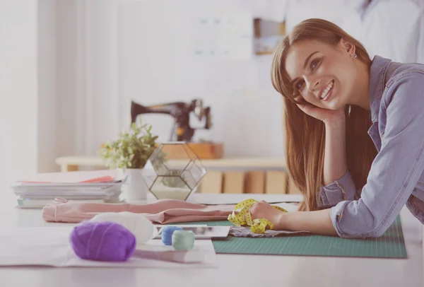 Modedesignerin arbeitet im Atelier an ihren Entwürfen — Stockfoto