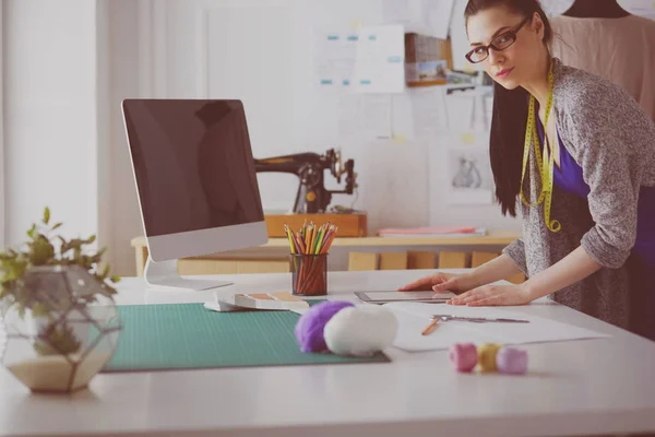 Portret van Fashion designer aan het werk in haar atelier — Stockfoto