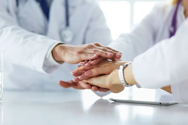 Equipe de médicos unindo as mãos, close-up — Fotografia de Stock