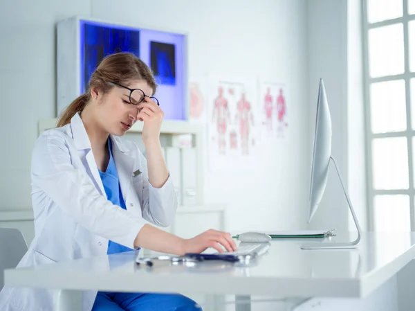 Doutora cansada. Medicina e sobre o conceito de trabalho — Fotografia de Stock