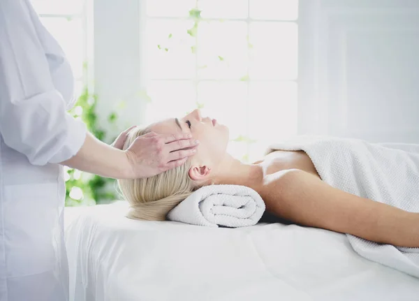 Belle femme faisant un massage facial dans un salon de spa — Photo