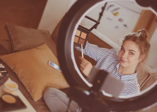 Female vlogger presenting make up tutorial video — Stock Photo, Image