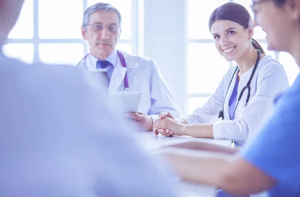 Serieuze medische team bespreken patiënten geval in een helder kantoor — Stockfoto