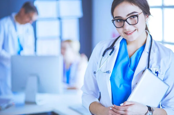 Médico femenino usando tableta en el vestíbulo del hospital — Foto de Stock