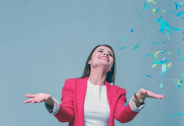 Hermosa mujer feliz en la fiesta de celebración con confeti. Cumpleaños o Nochevieja celebrando el concepto . — Foto de Stock