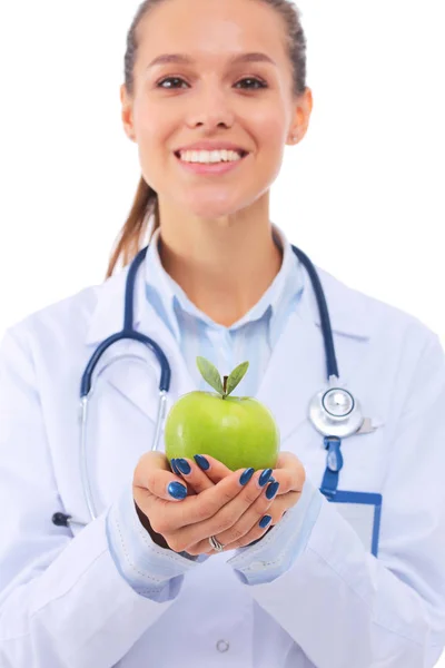 Una dottoressa sorridente con una mela verde. Donna medico — Foto Stock