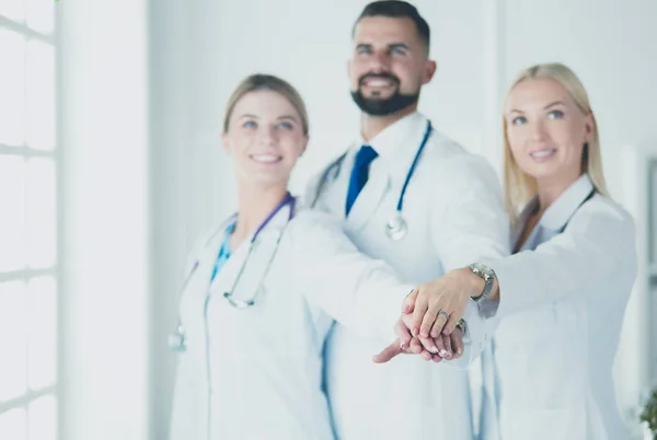 Dokters en verpleegsters coördineren de handen. Concept Teamwork in het ziekenhuis voor succes werk en vertrouwen in team — Stockfoto