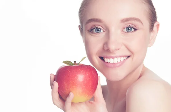 Beyaz arka plan üzerinde izole ederken kırmızı elma tutan sevimli genç bayan — Stok fotoğraf