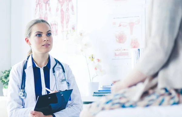 Doctor y paciente discutiendo algo mientras están sentados en la mesa. Concepto de medicina y salud — Foto de Stock