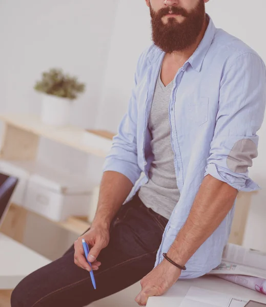 Aantrekkelijke professionele zakenman zittend op een coach in zijn huis woonkamer, werken aan zijn laptop computer — Stockfoto