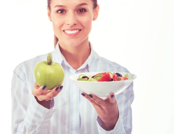 Portrait d'une belle femme médecin tenant une assiette avec des légumes frais et pomme verte. Femme médecin — Photo