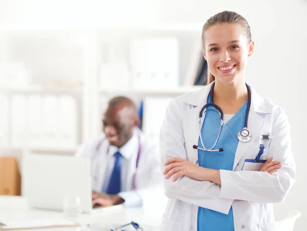 Médico de medicina oferecendo mão para agitar no escritório closeup. Médicos — Fotografia de Stock