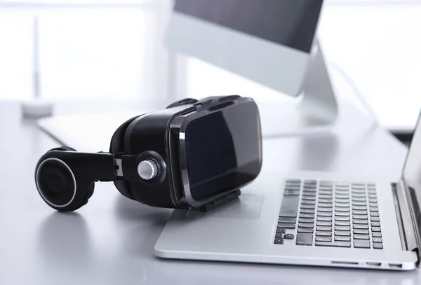 Virtual reality goggles on desk with laptop. business. 3d technology — Stock Photo, Image