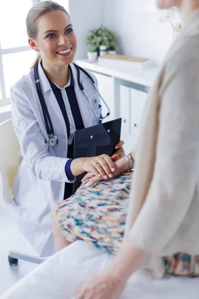 Doctor y paciente discutiendo algo mientras están sentados en la mesa. Concepto de medicina y salud — Foto de Stock