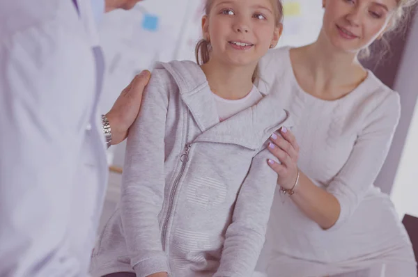 Bambina con la madre da un medico su consultazione — Foto Stock