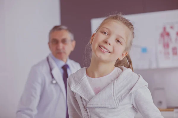 Retrato de una linda niña y su médico en el hospital — Foto de Stock