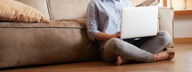 oturma odasında yere üstünde laptop ile mutlu bir kadın