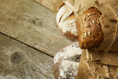 Ahşap zemin üzerinde çeşitli ekmeklerin bileşimi