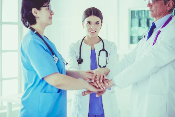 Группа врачей, поднимающих руки вместе — стоковое фото