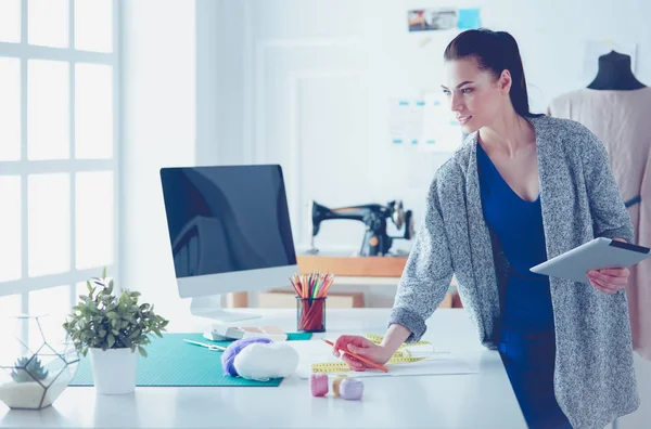 Portret van Fashion designer aan het werk in haar atelier — Stockfoto