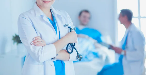 Жінка-лікар стоїть зі стетоскопом в лікарні — стокове фото