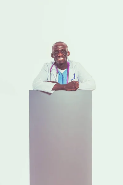 Een mannelijke dokter met een leeg bordje. Dokter. Billboard — Stockfoto