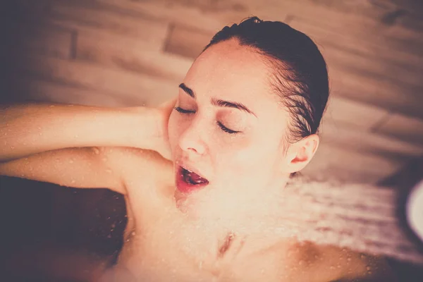 Junge schöne Frau unter der Dusche im Badezimmer. — Stockfoto