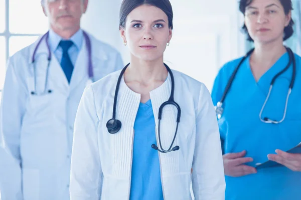 Группа врачей и медсестер, стоящих в больничной палате — стоковое фото