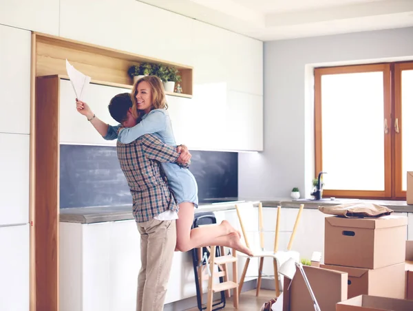 Retrato de una joven pareja mudándose a un nuevo hogar. Pareja joven — Foto de Stock