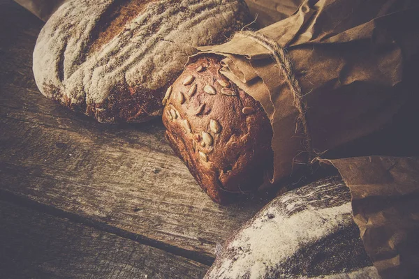 Склад різних хлібів на дерев'яному тлі — стокове фото