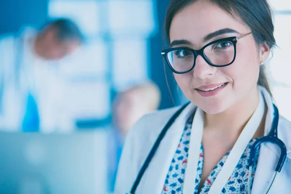 Ärztin benutzt Tablet-Computer in Krankenhauslobby — Stockfoto