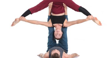Genç atletik çift pratik acroyoga. Çiftinde Dengeleme.