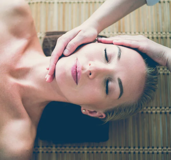 Молода жінка насолоджується масажем у спа-салоні — стокове фото
