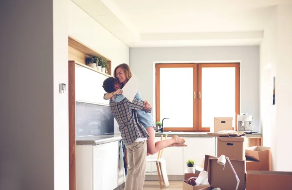 Retrato de una joven pareja mudándose a un nuevo hogar. Pareja joven — Foto de Stock