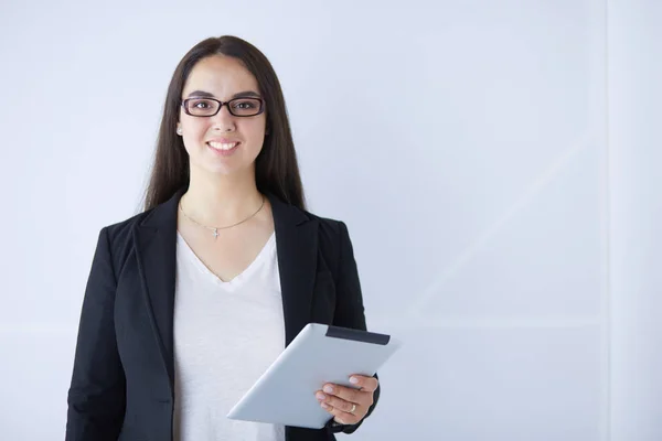 Портрет улыбающейся молодой деловой женщины с цифровым планшетом в руках . — стоковое фото