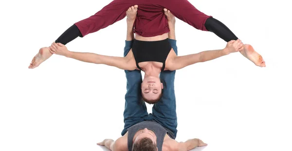 Pareja atlética joven practicando acroyoga. Balanceo en pareja . — Foto de Stock