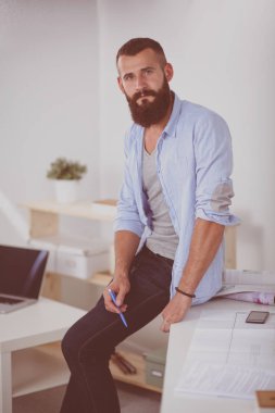 Çekici profesyonel işadamı evinde oturma odasında bir antrenör üzerinde oturan, onun laptop bilgisayar üzerinde çalışıyor